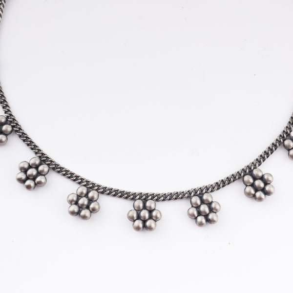 wear Kudi Chain Choker with nauvari saree