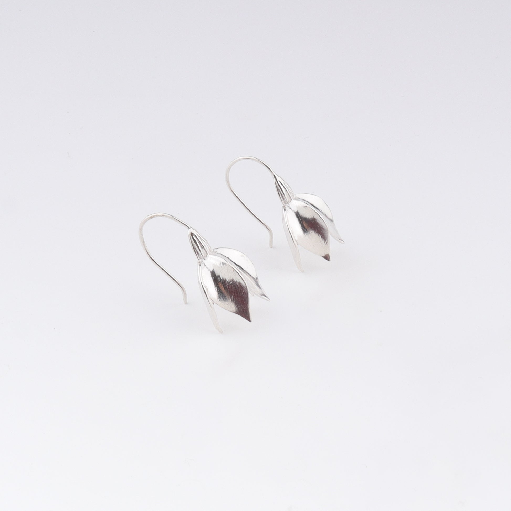 style snowflake silver earrings with modern look