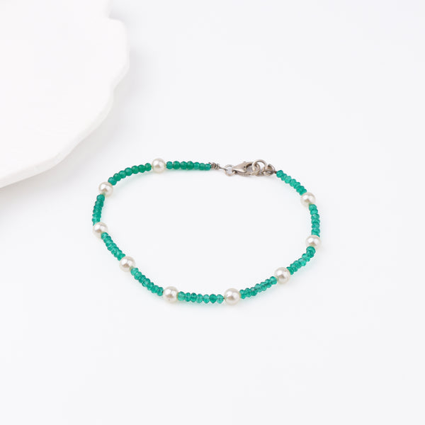Semi precious stone bracelet in silver wire ( Onyx and Pearls )