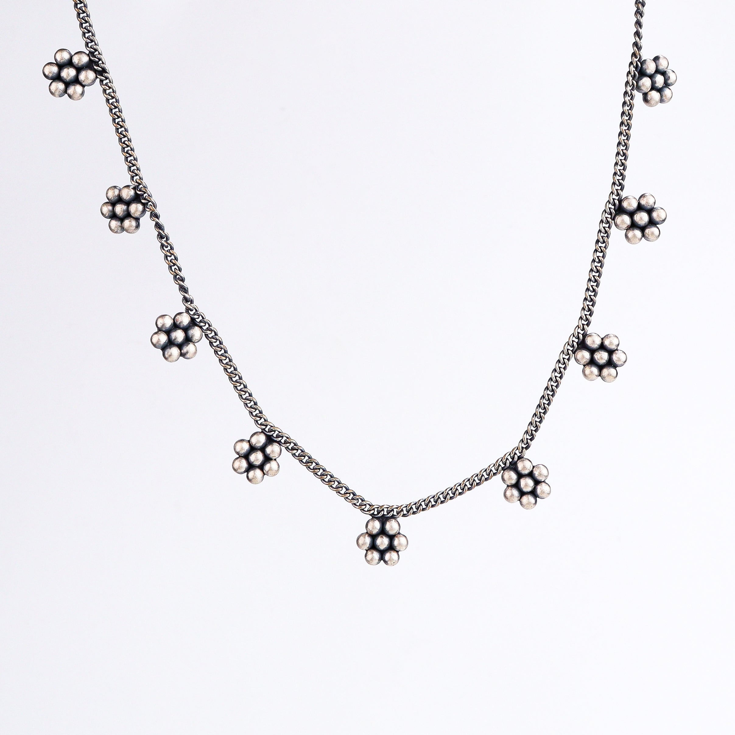 Flat-lay kudi chain choker with silver detailing