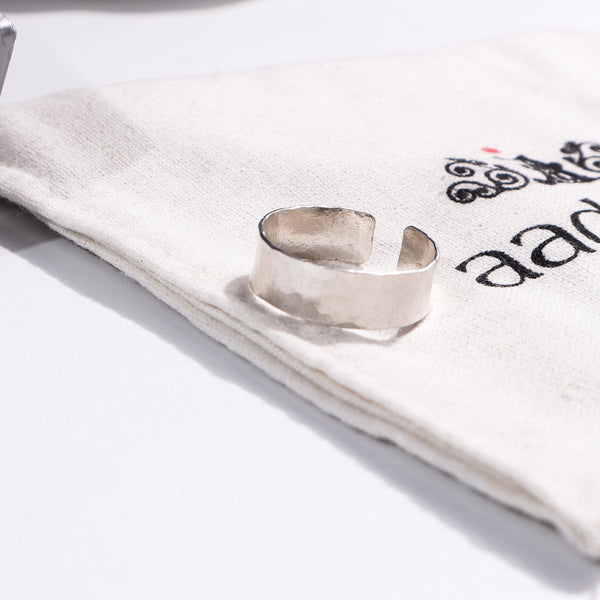 Unisex hammered silver ring on fabric pouch