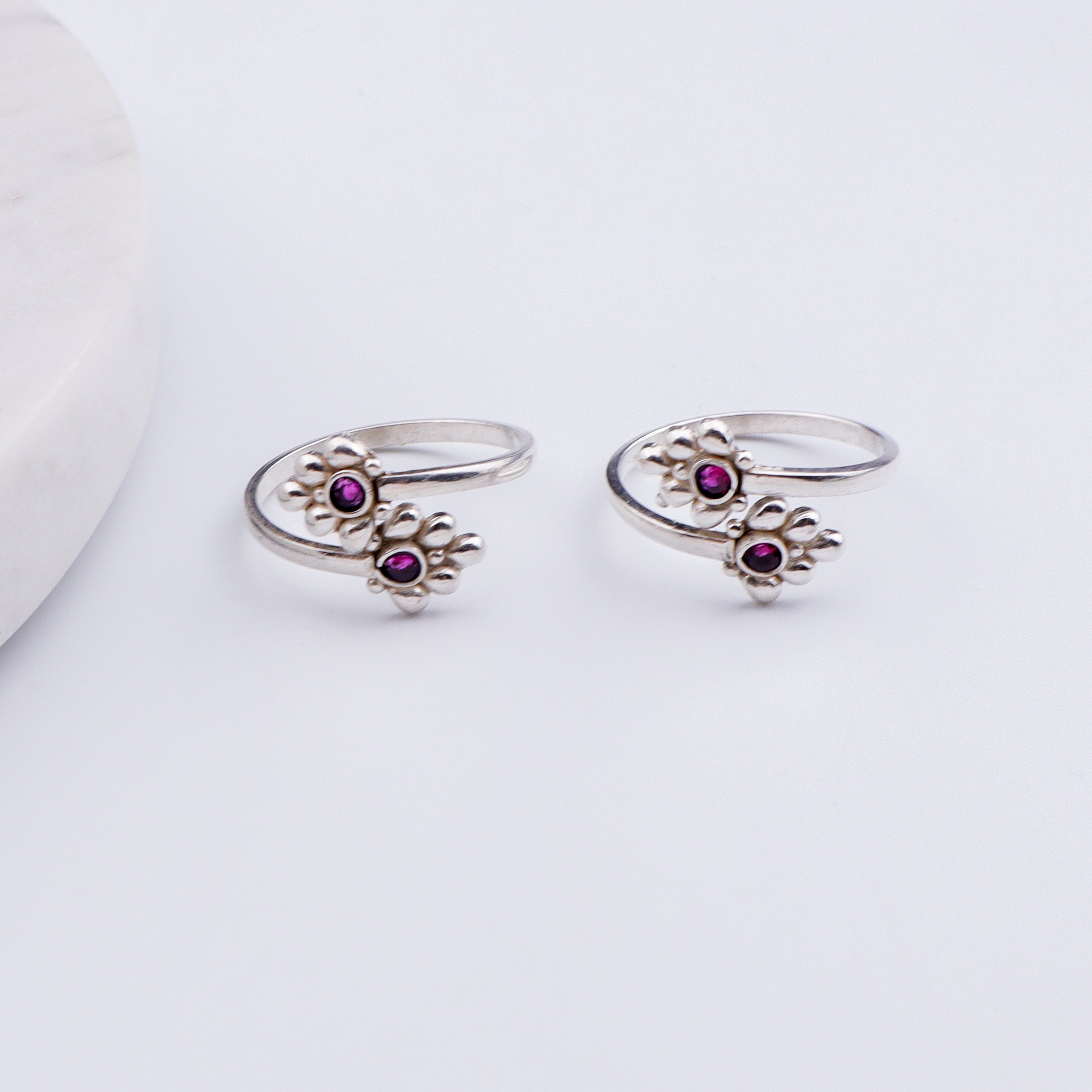 Silver Shiny Kempu Stone Toe Ring