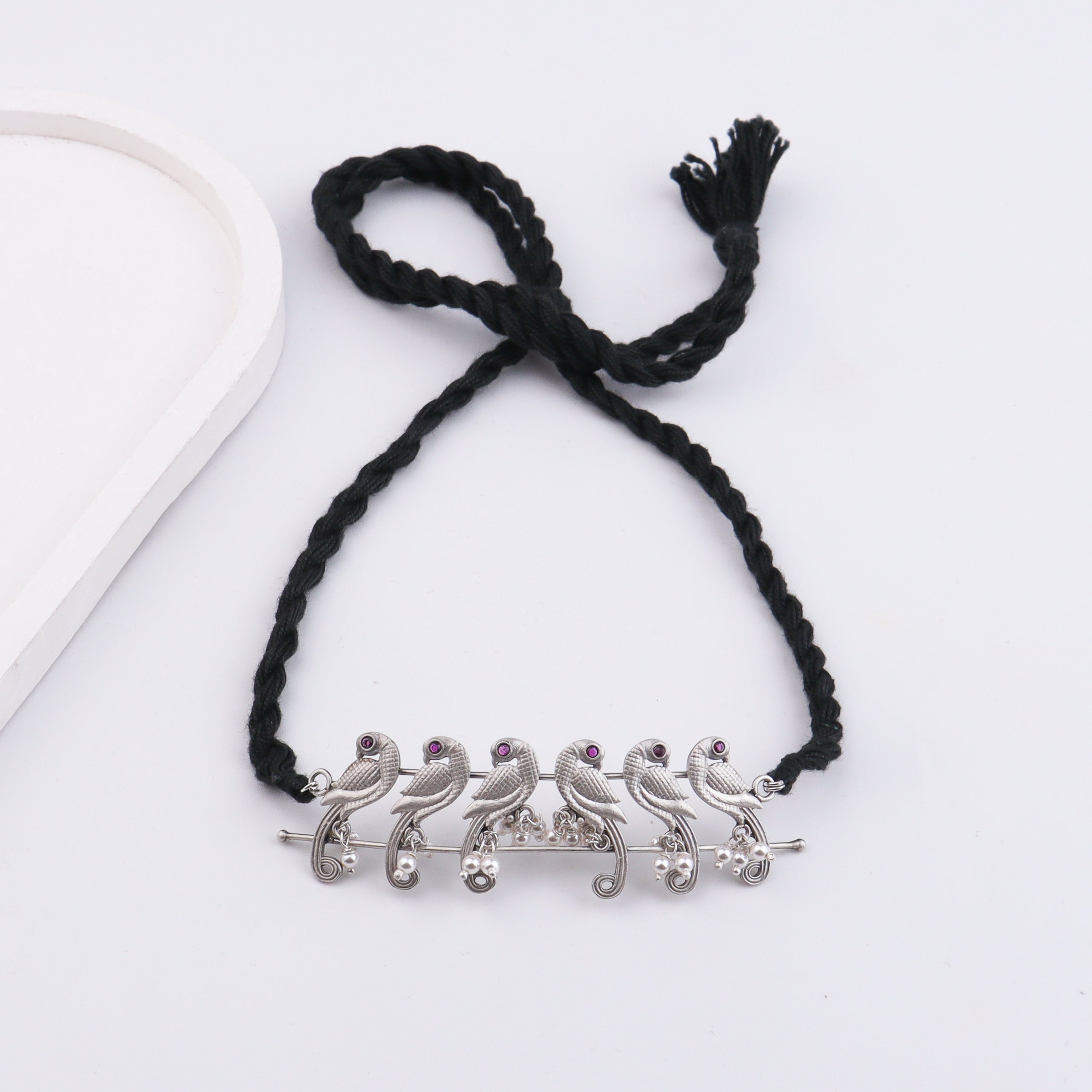 Parrot choker with pearls