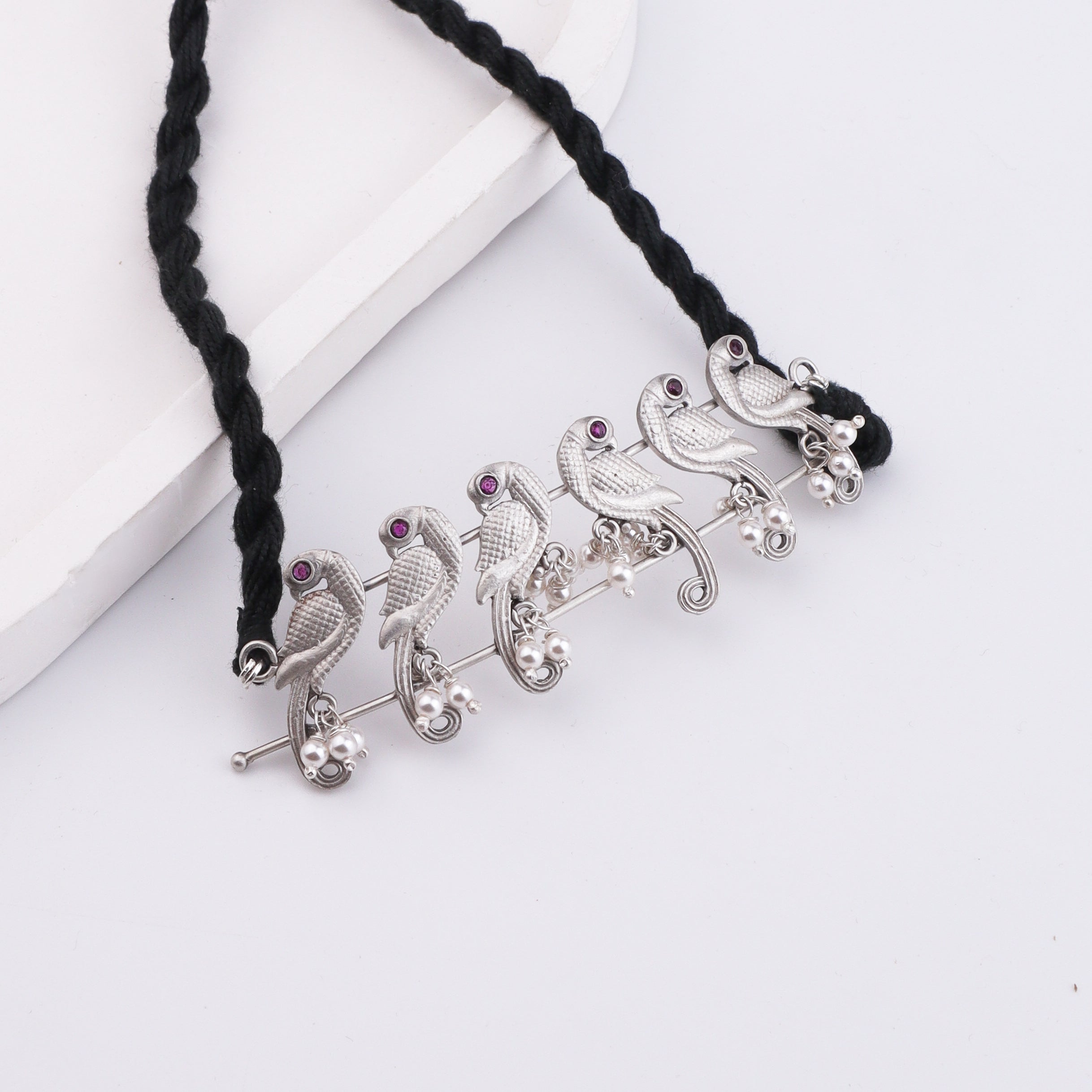 Parrot choker with pearls