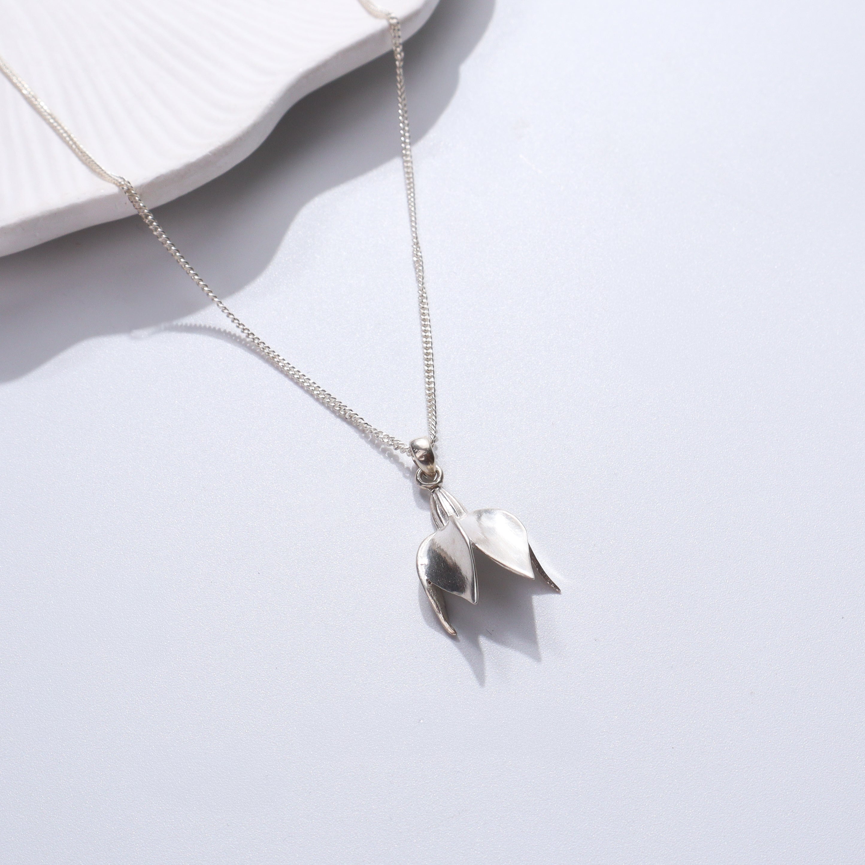 Silver necklace with leaf pendant