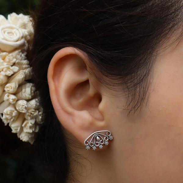 Silver jewelry with floral design