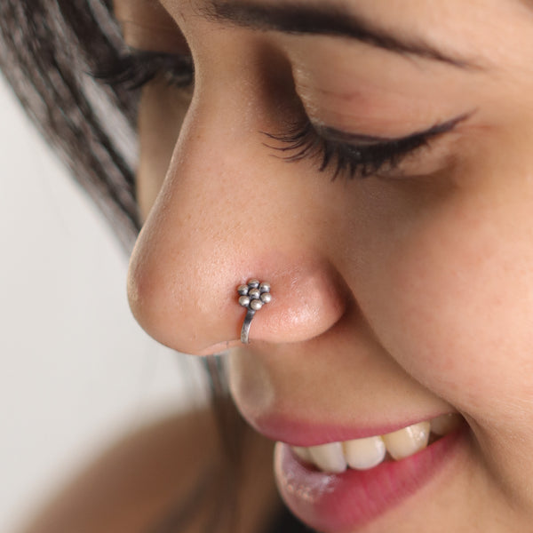 Model wearing Itihaas Kudi nose pin traditional look