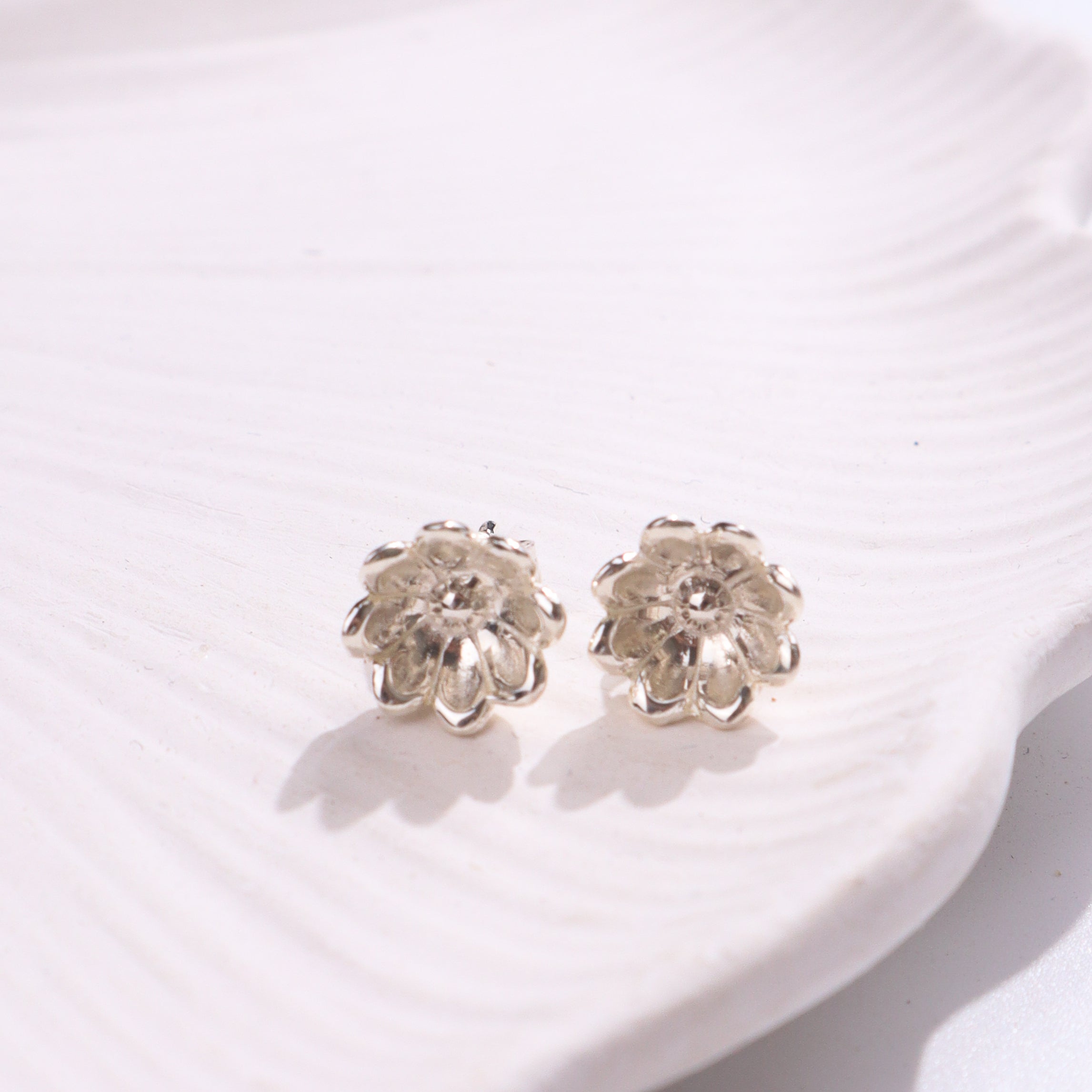 Silver flower studs earrings