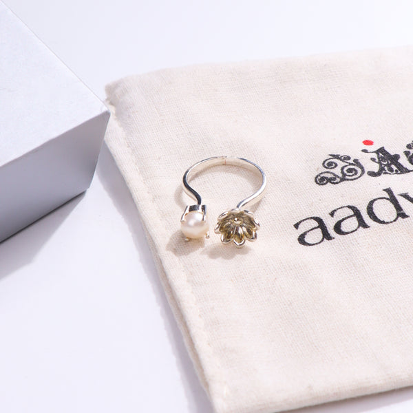 Silver Pearlflower ring with floral design and pearl detail