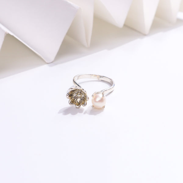 Silver Pearlflower ring with floral design and pearl accent