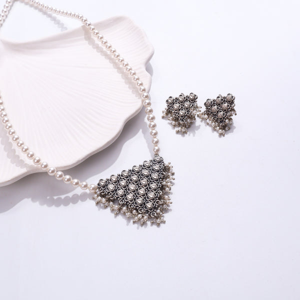 Pearl necklace with silver pyramid pendant