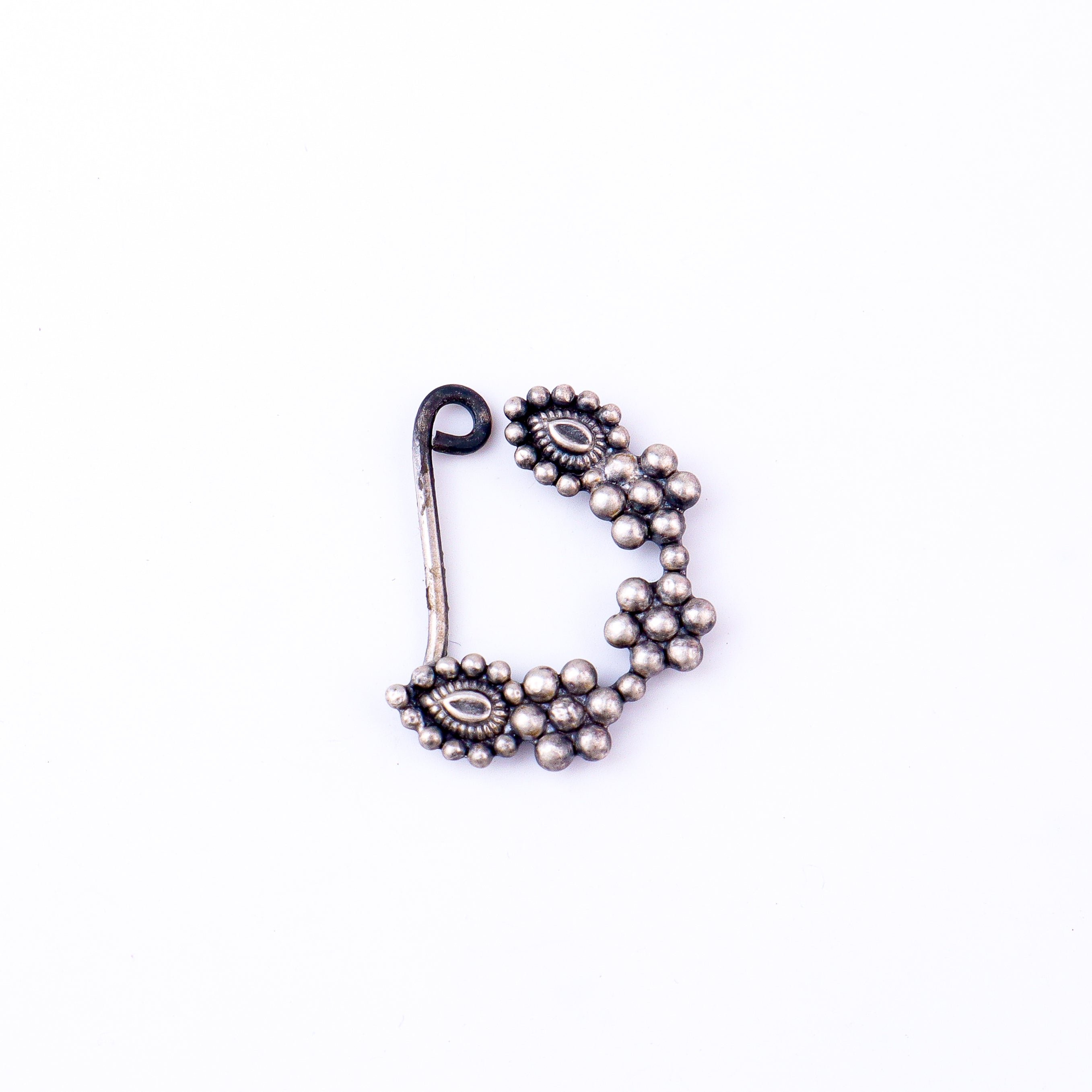 Model wearing Itihaas kudi nath small for traditional styling