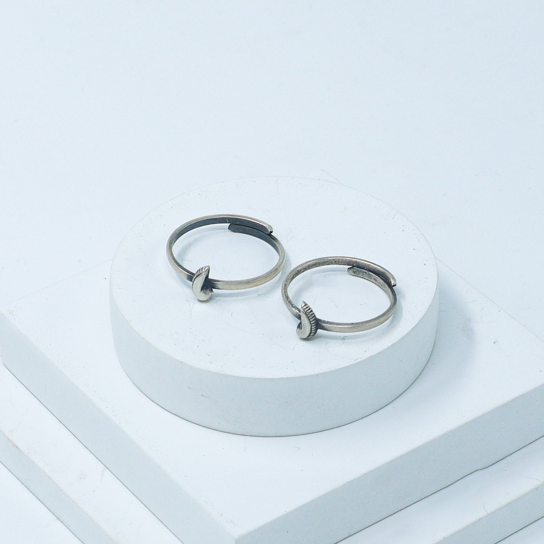 Tiny Silver Adjustable Toe ring (Plain peacock)