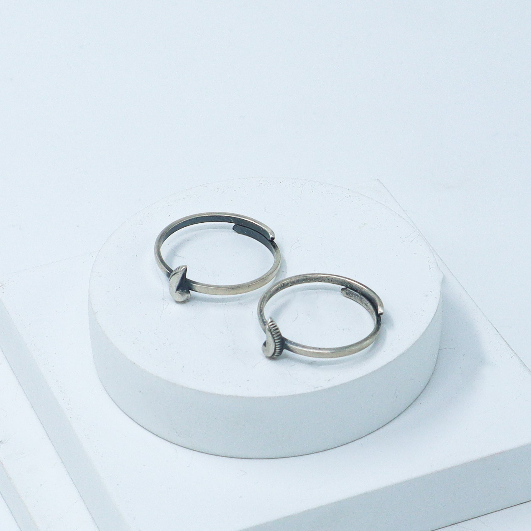Tiny Silver Adjustable Toe ring (Plain peacock)