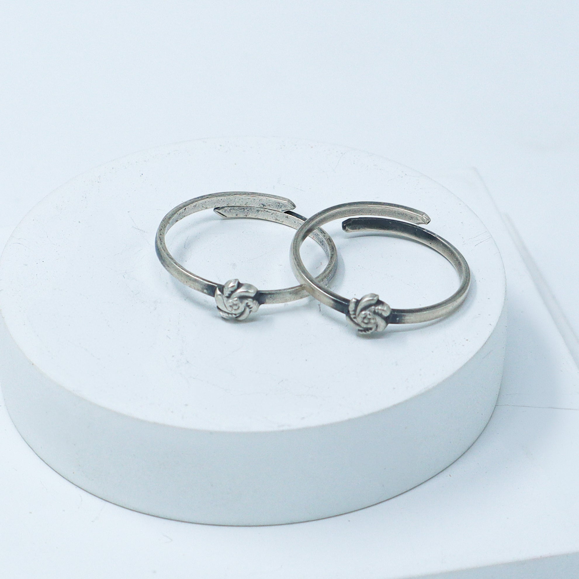 Tiny Silver Adjustable Toe ring (Spiral flower)