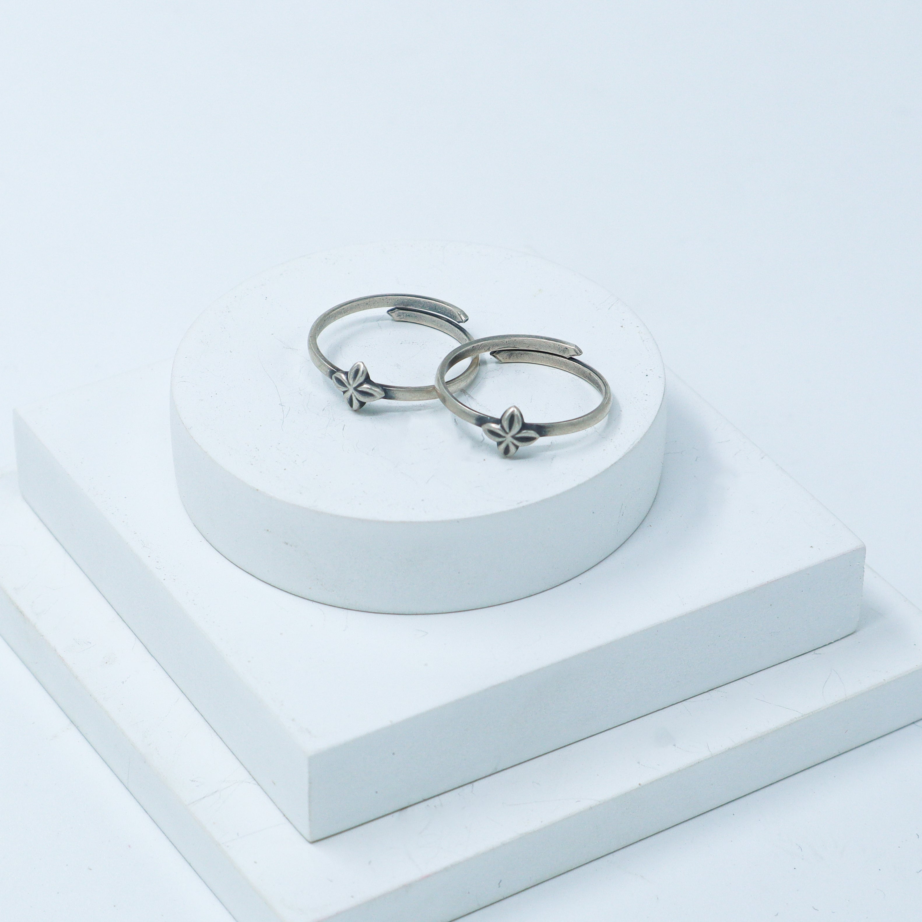 Tiny Silver Adjustable Toe ring (Leaf petaled flower)