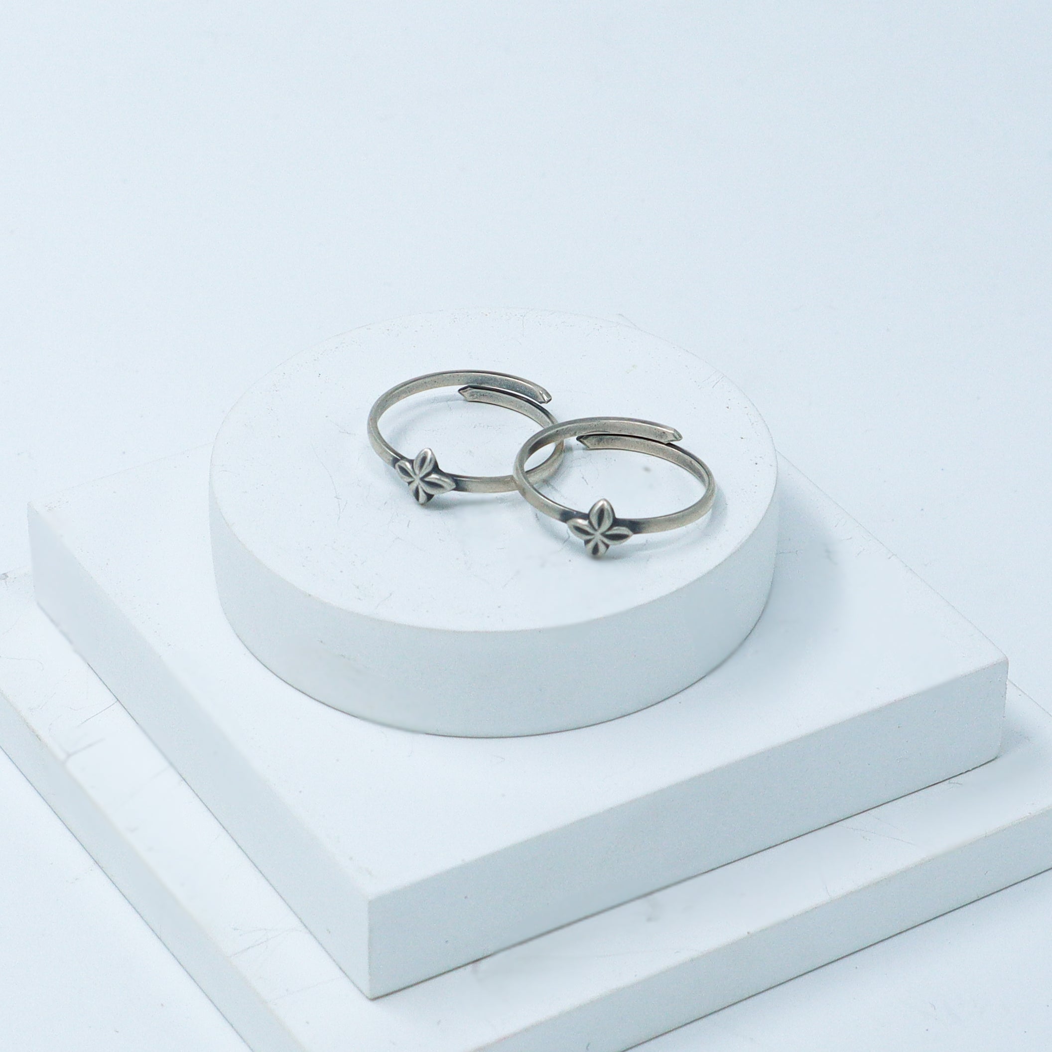 Tiny Silver Adjustable Toe ring (Leaf petaled flower)