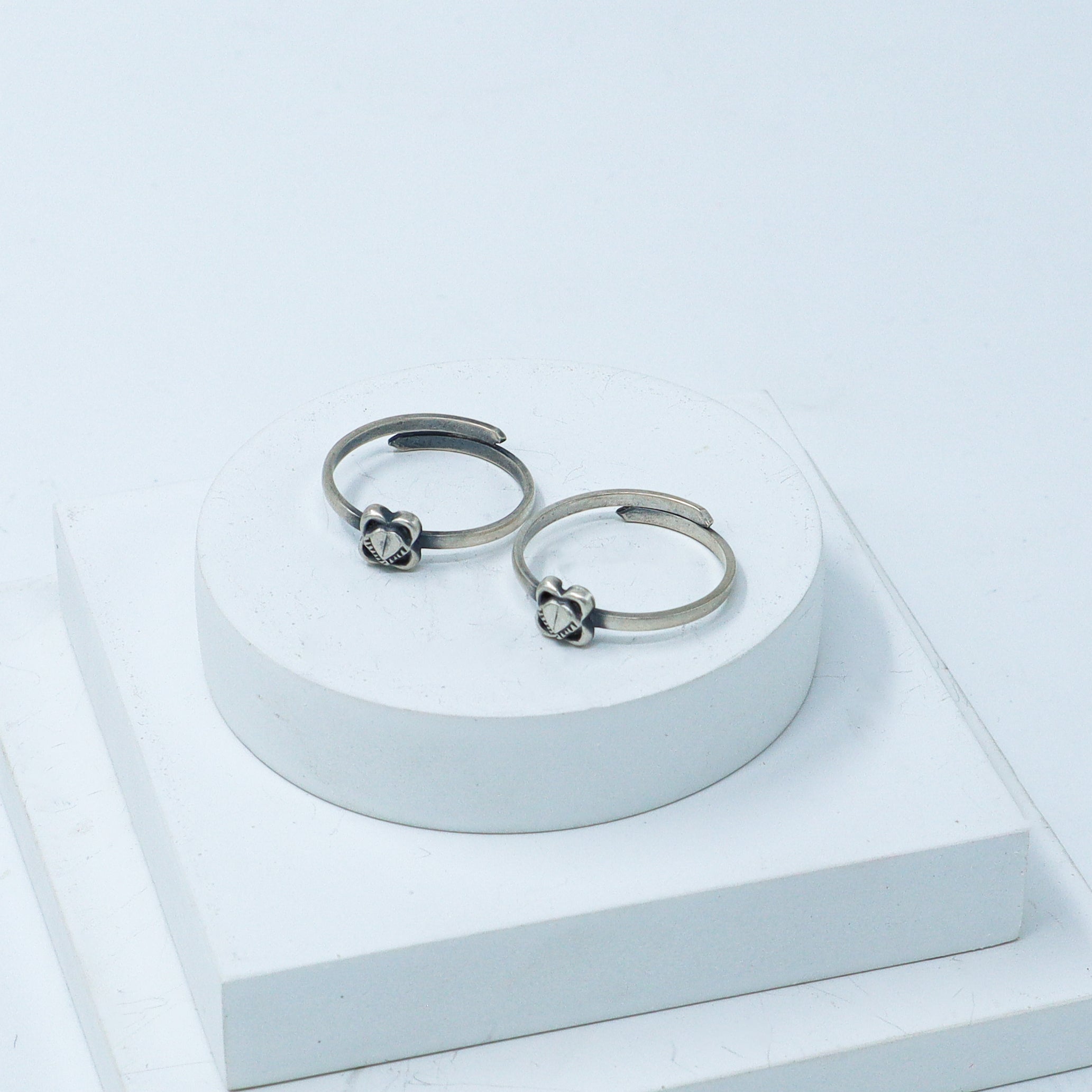Tiny Silver Adjustable Toe ring (Clover)