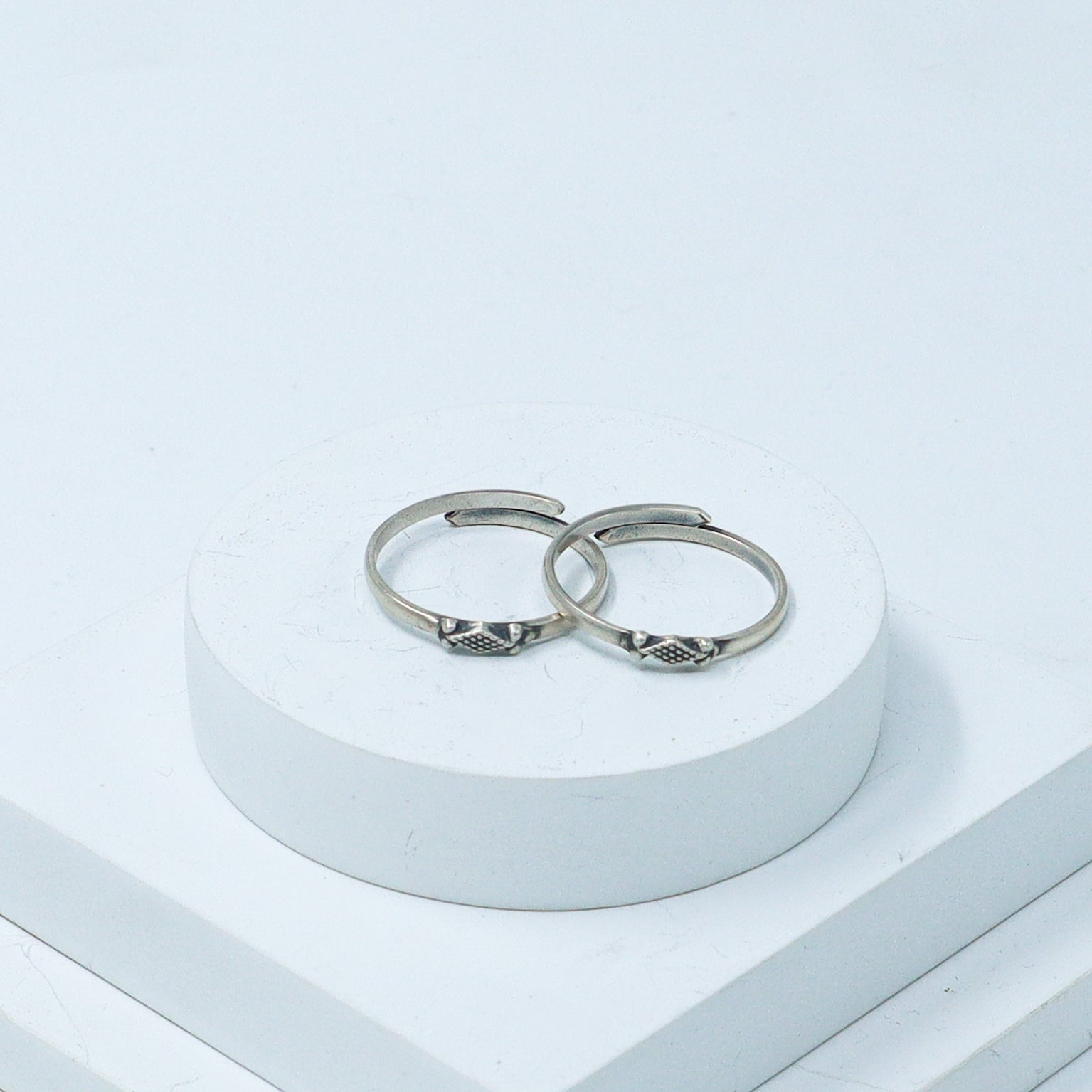 Tiny Silver Adjustable Toe ring (Dotted diamond nakshi)