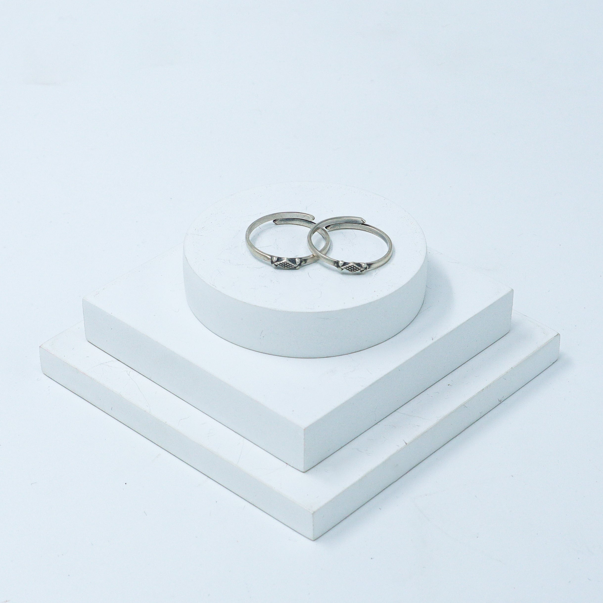 Tiny Silver Adjustable Toe ring (Dotted diamond nakshi)