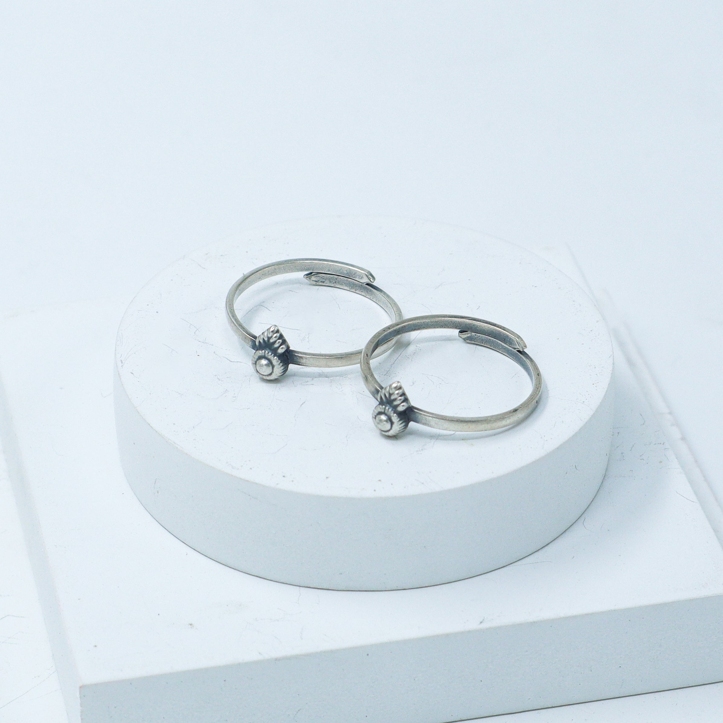 Tiny Silver Adjustable Toe ring (Round leaf)