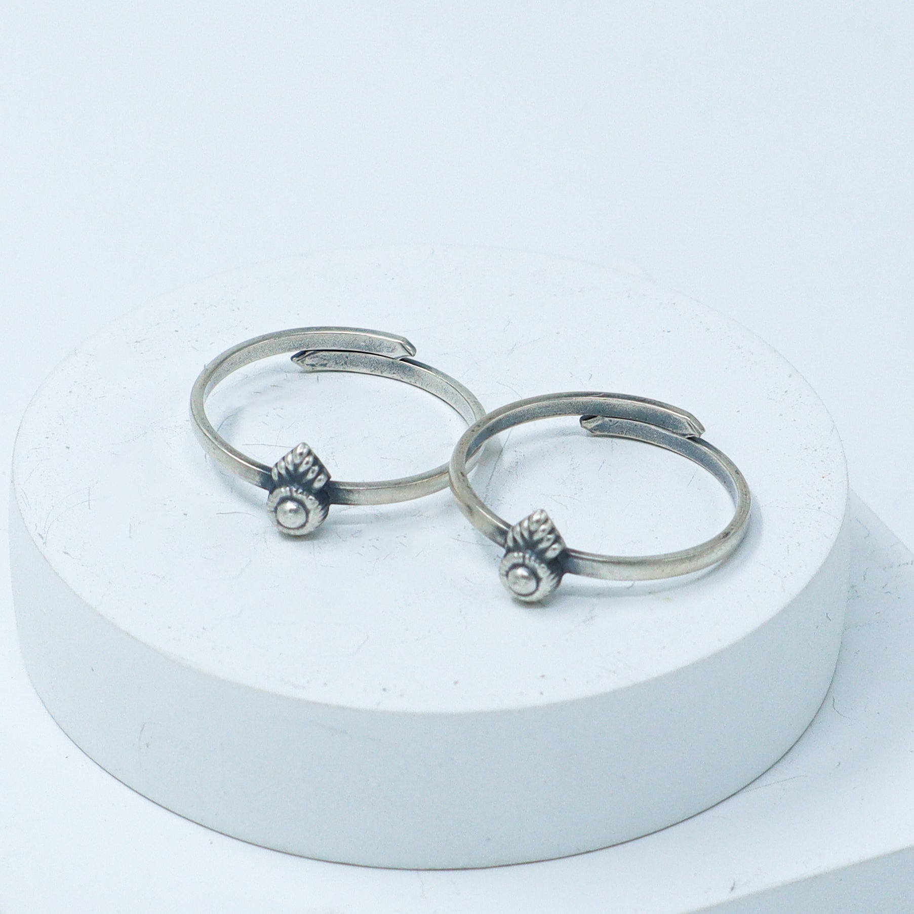 Tiny Silver Adjustable Toe ring (Round leaf)