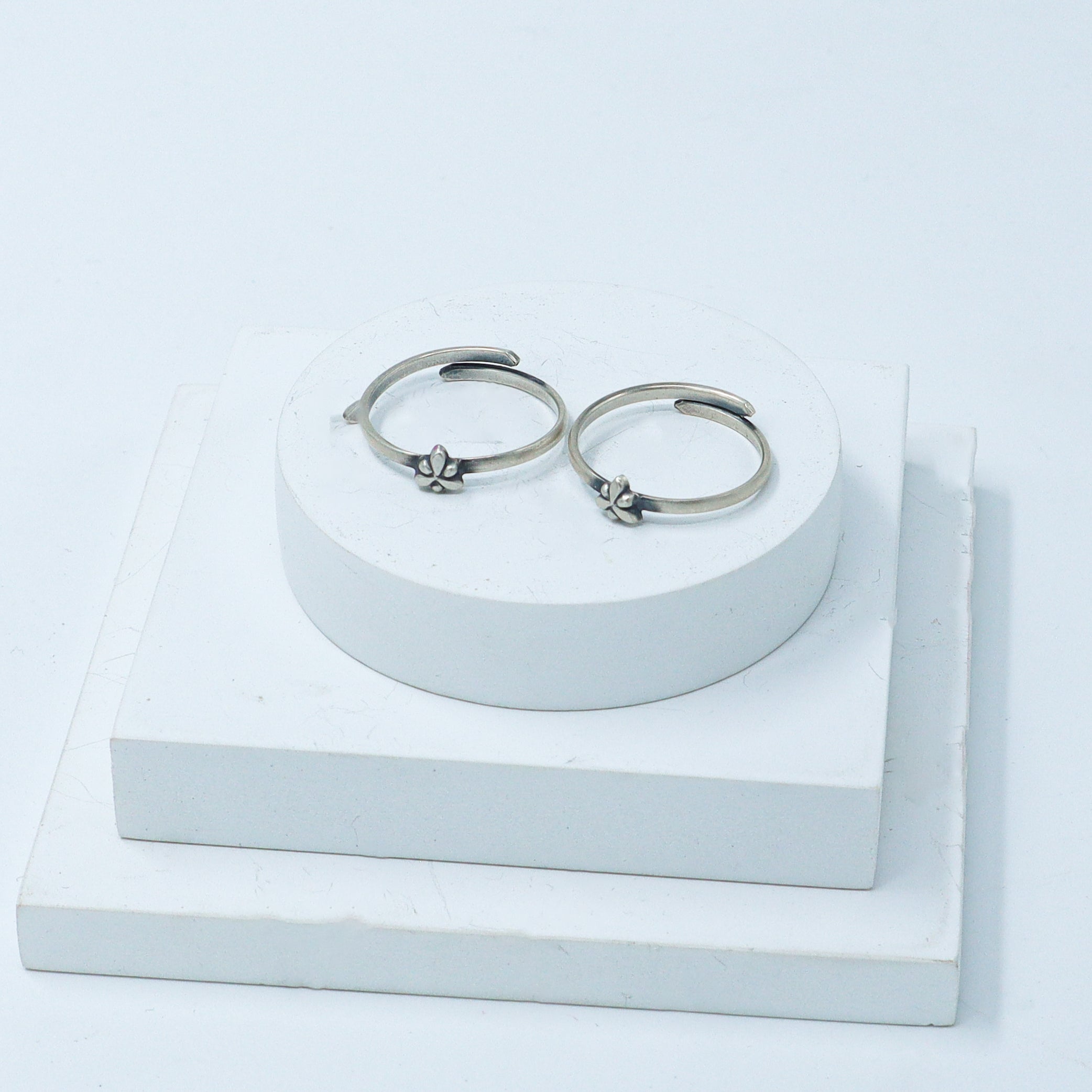 Tiny Silver Adjustable Toe ring (Floral nakshi)