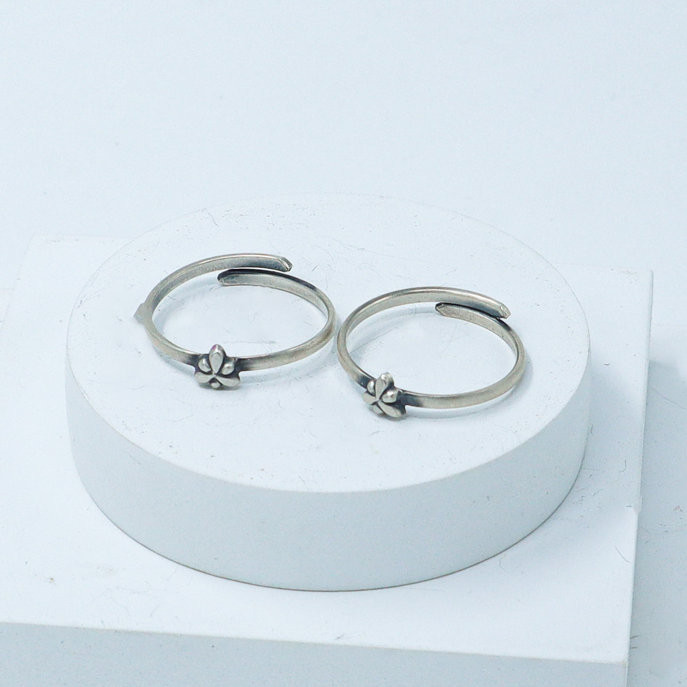 Tiny Silver Adjustable Toe ring (Floral nakshi)