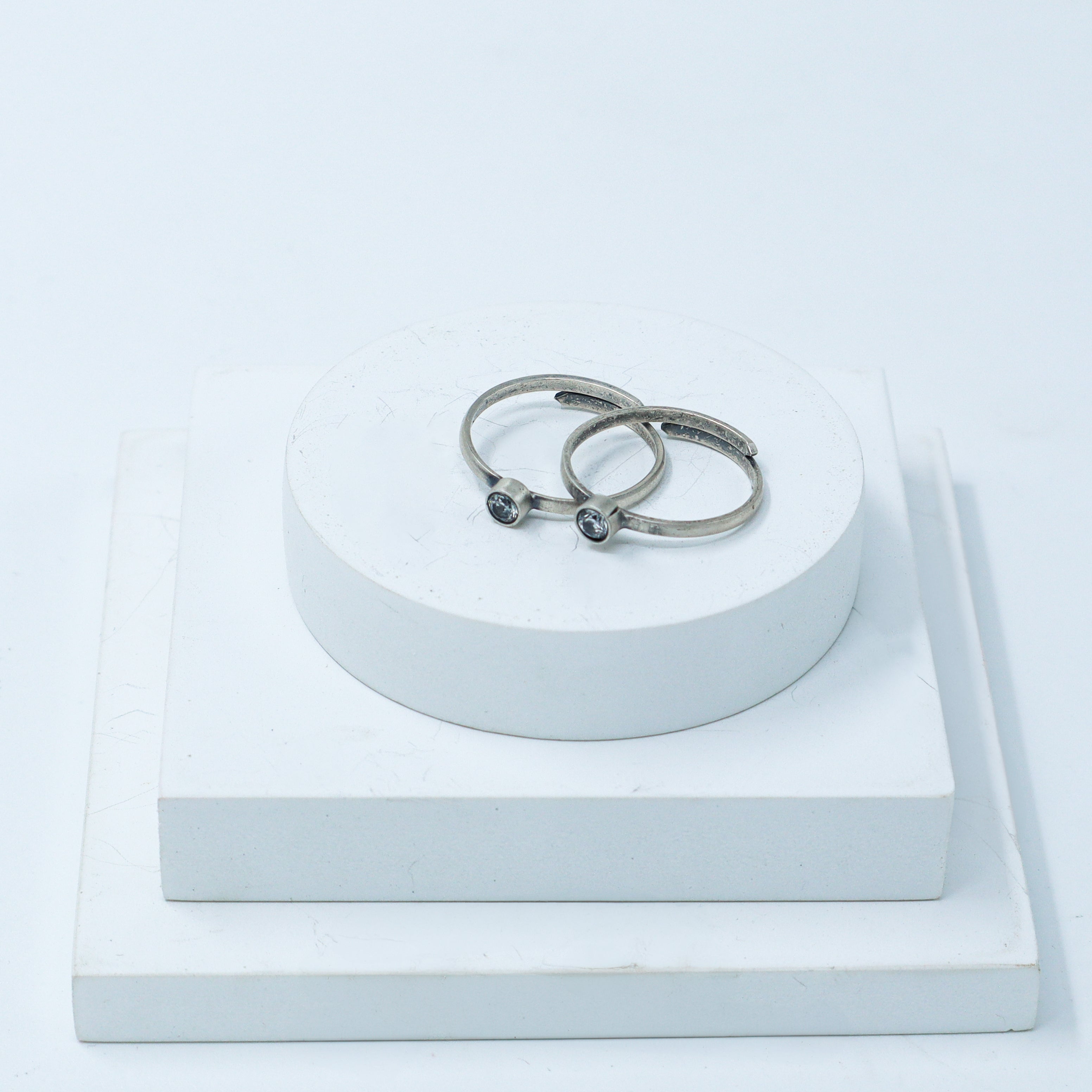 Tiny Silver Adjustable Toe ring (Round white stone)