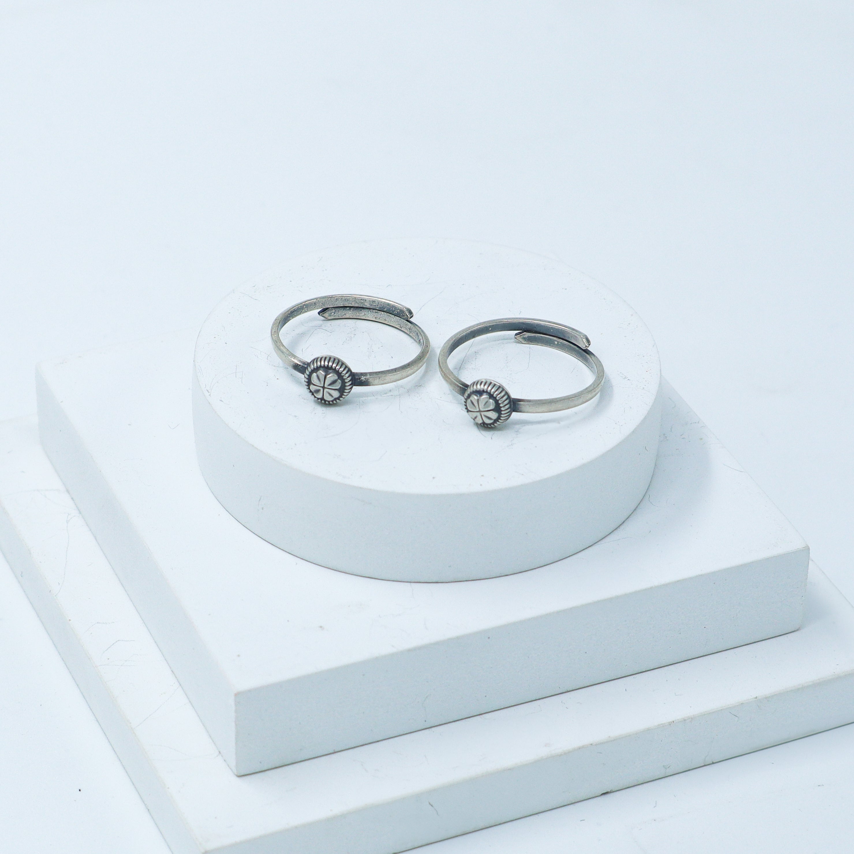 Silver Adjustable Toe ring (Floral)