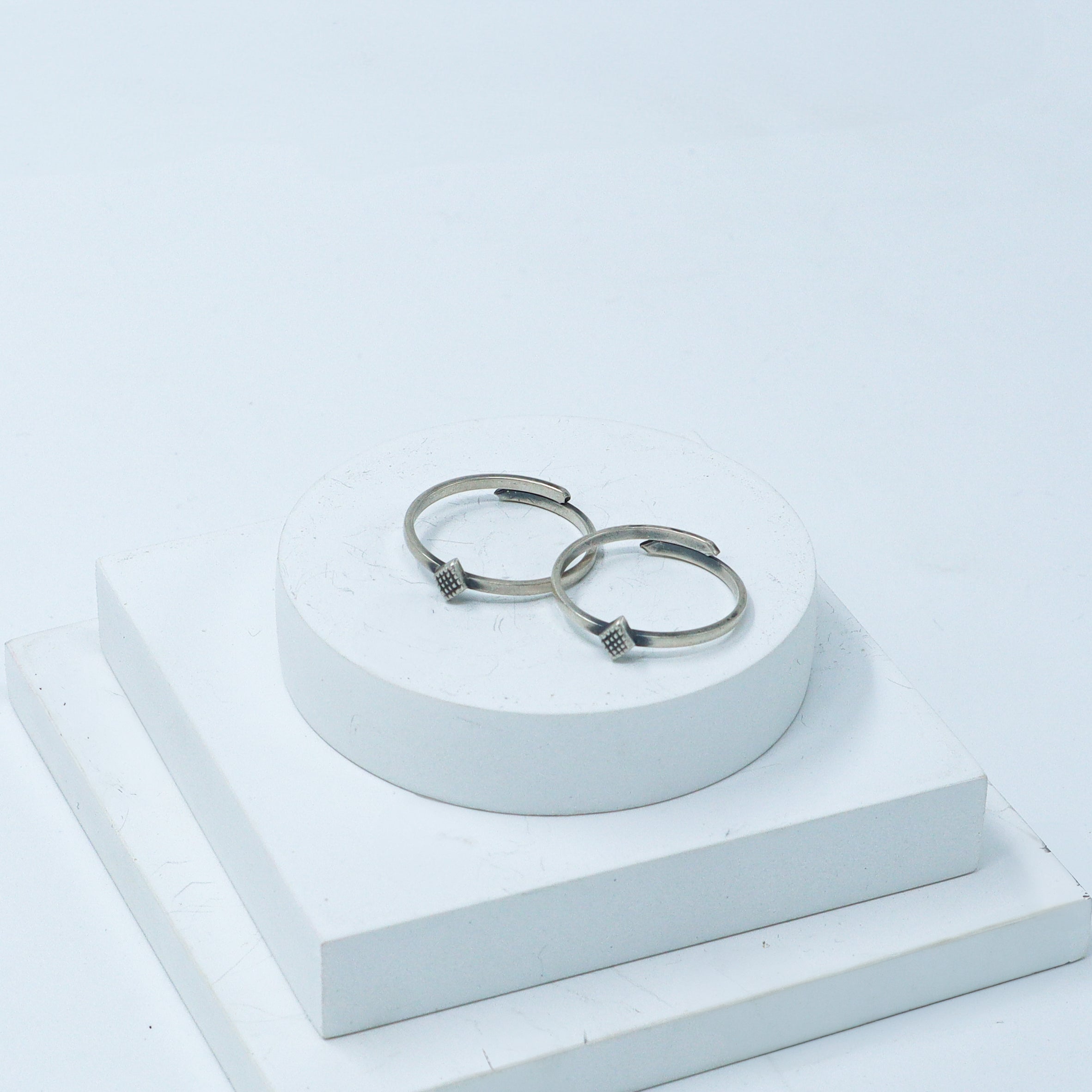 Silver Adjustable Toe ring (Diamond Nakshi)