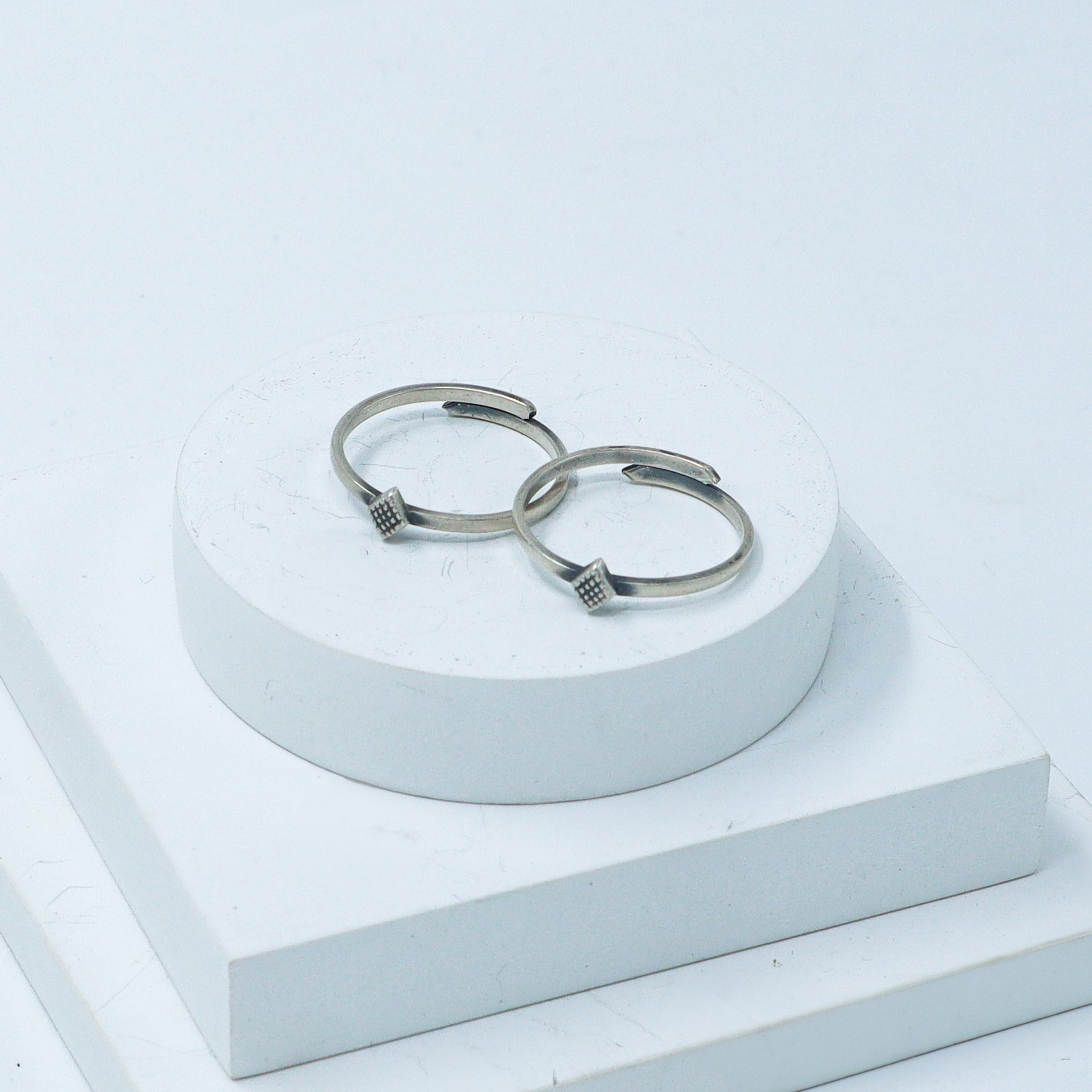 Silver Adjustable Toe ring (Diamond Nakshi)