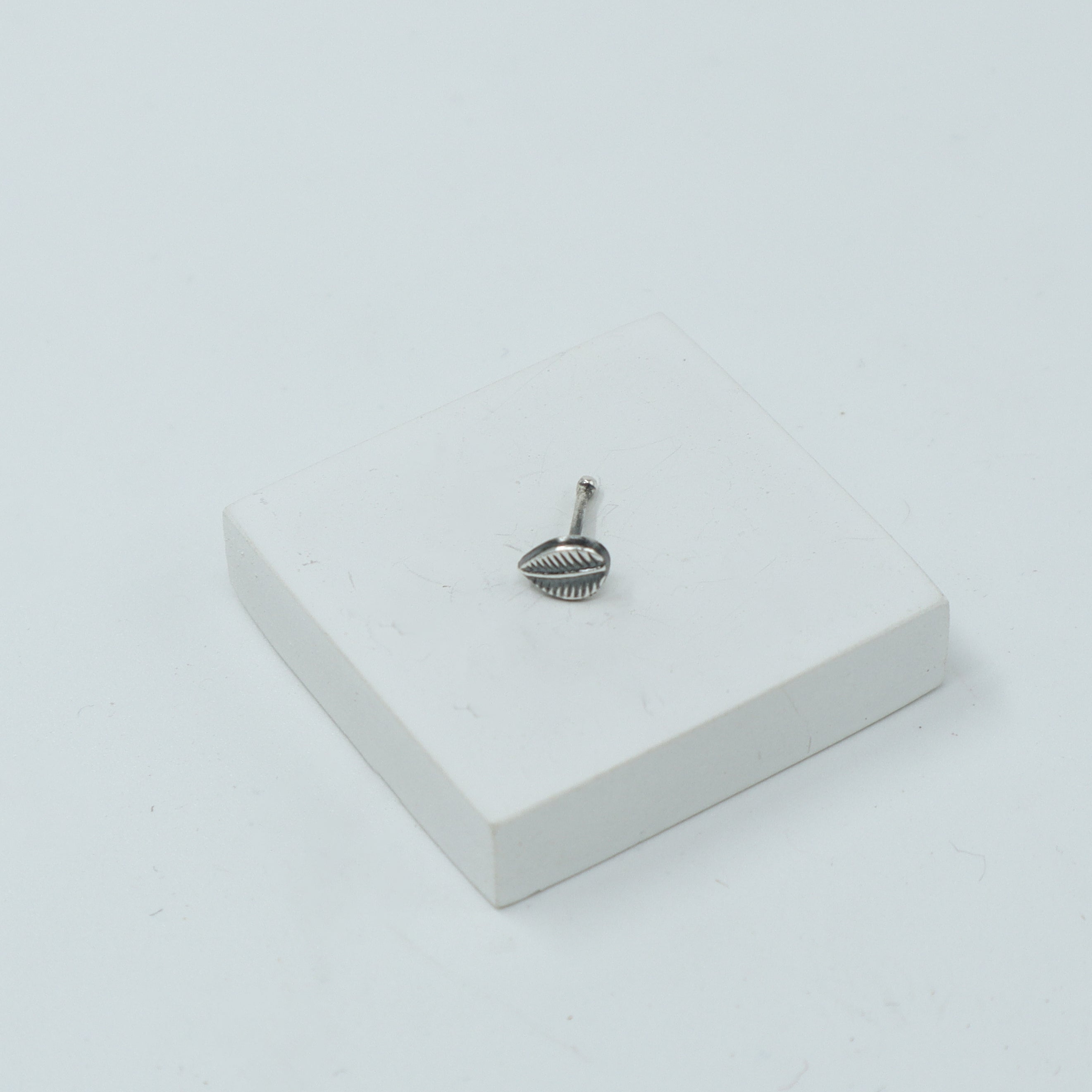 Silver Small Single Leaf Nose pin