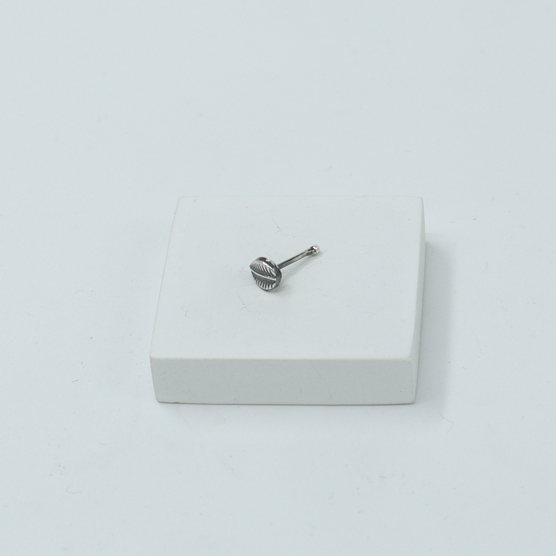 Silver Small Single Leaf Nose pin