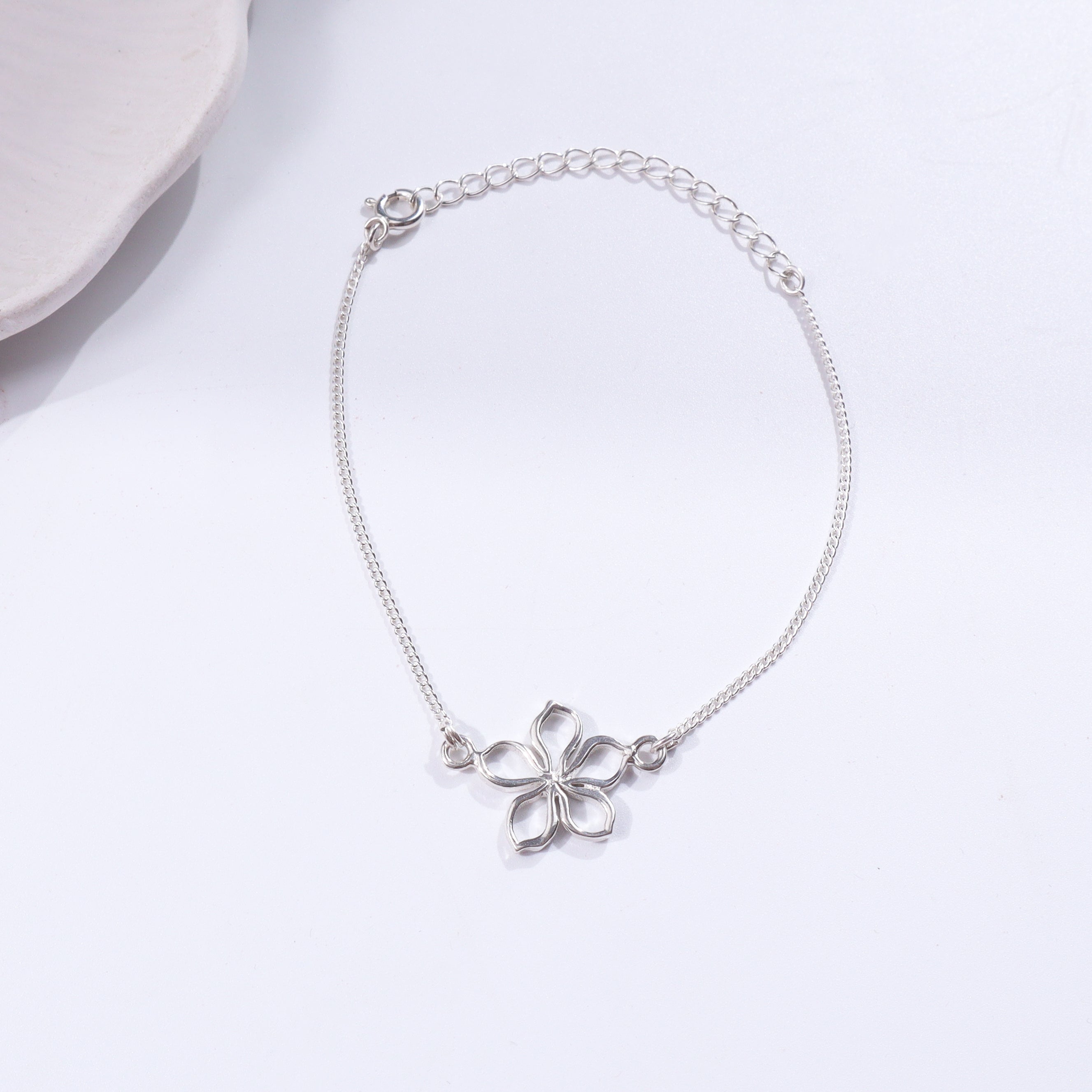 Silver flower pendant necklace