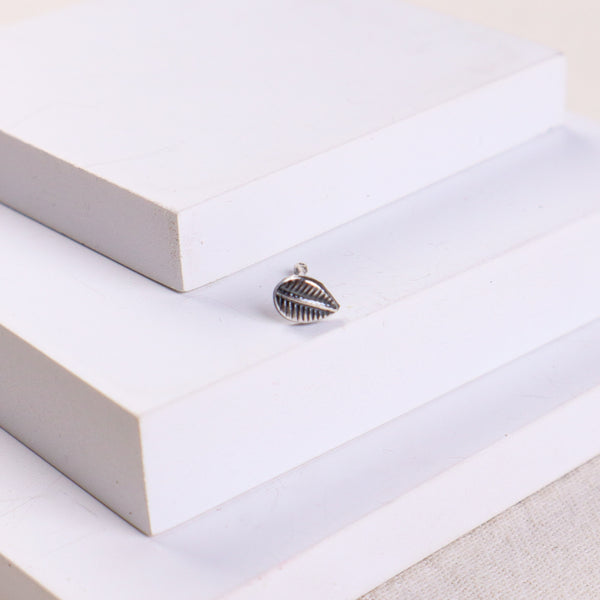 Silver Small Single Leaf Nose pin