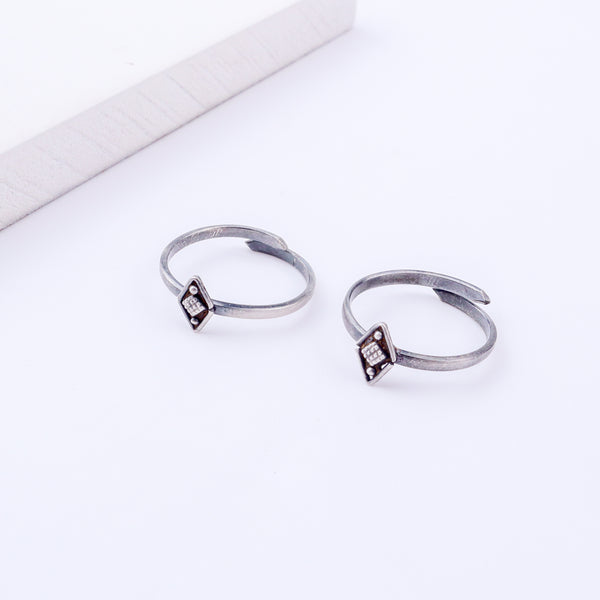 extured diamond silver toe ring styled with traditional outfit