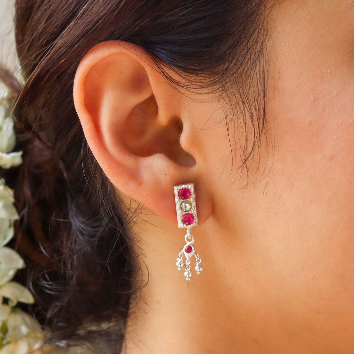 Close-up of Silver Pink Stone and Pearls Chinchapeti Set detailing