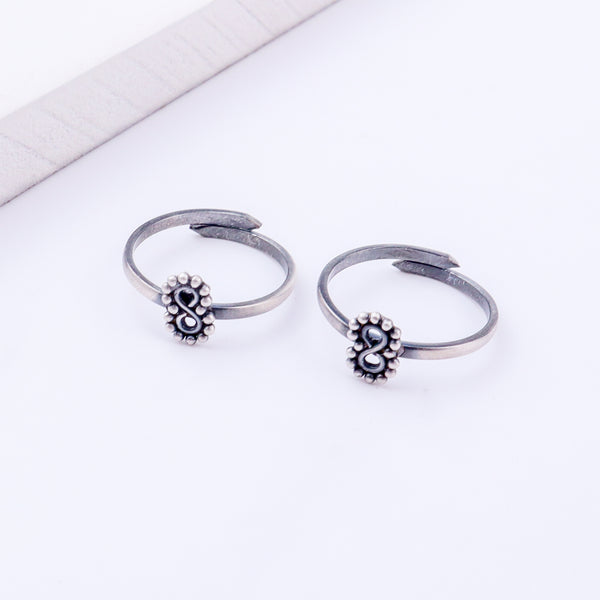 Infinity silver toe ring styled with ethnic outfit