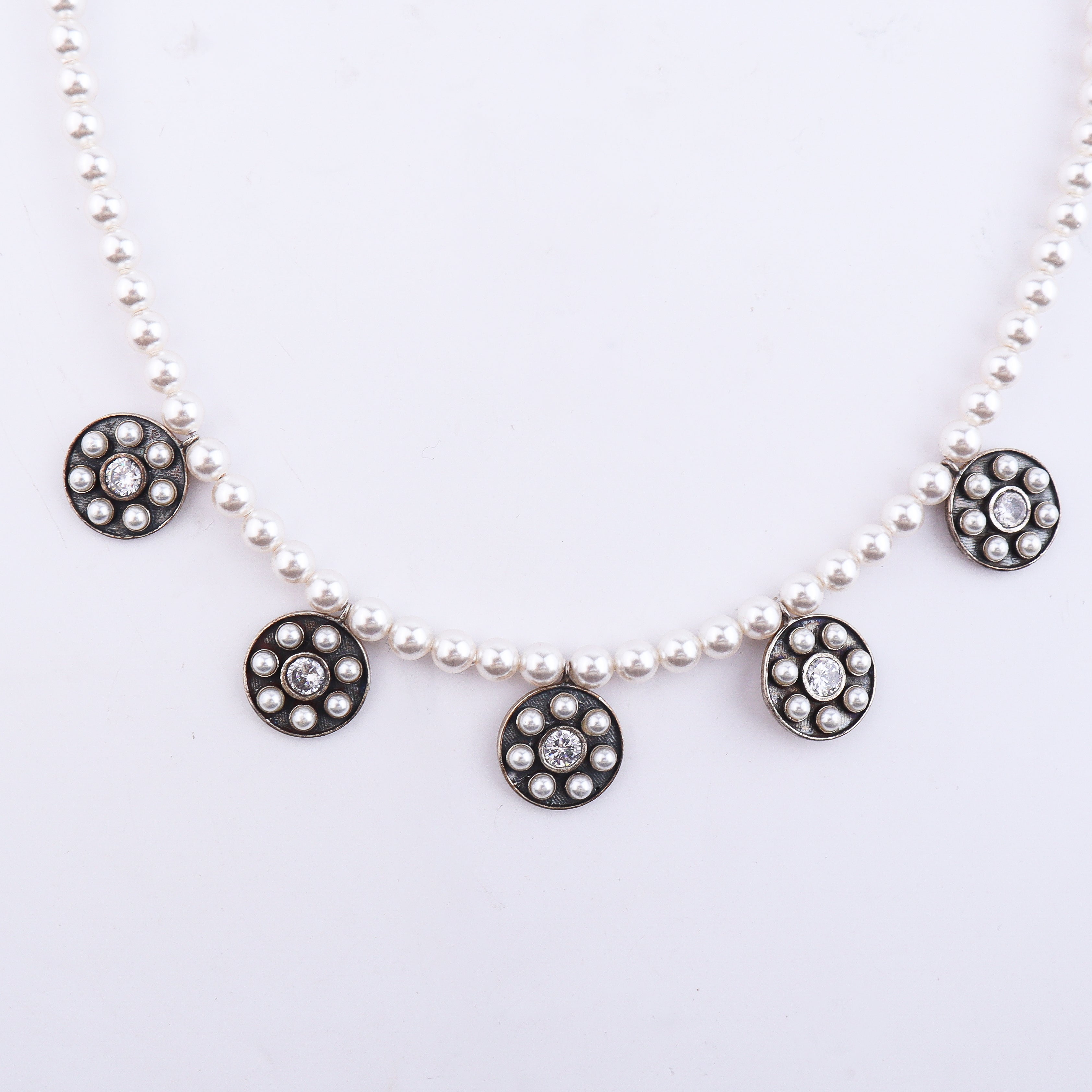 Kundan Motif Necklace with Pearls