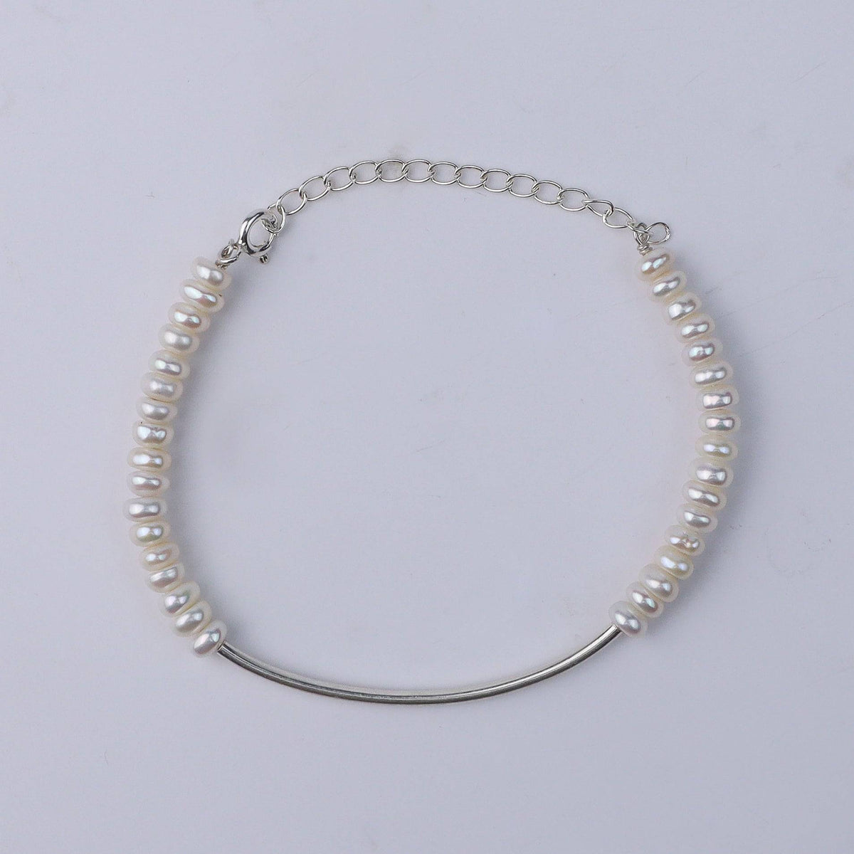 Pearl bracelet with silver chain