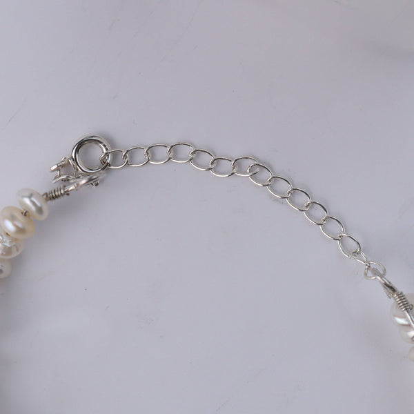 Detailed view of pearl twisted bracelet's clasp
