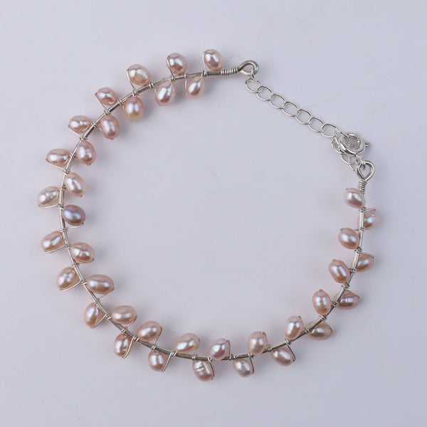 Pearl bracelet with rice pearls, silver chain, jewelry detail