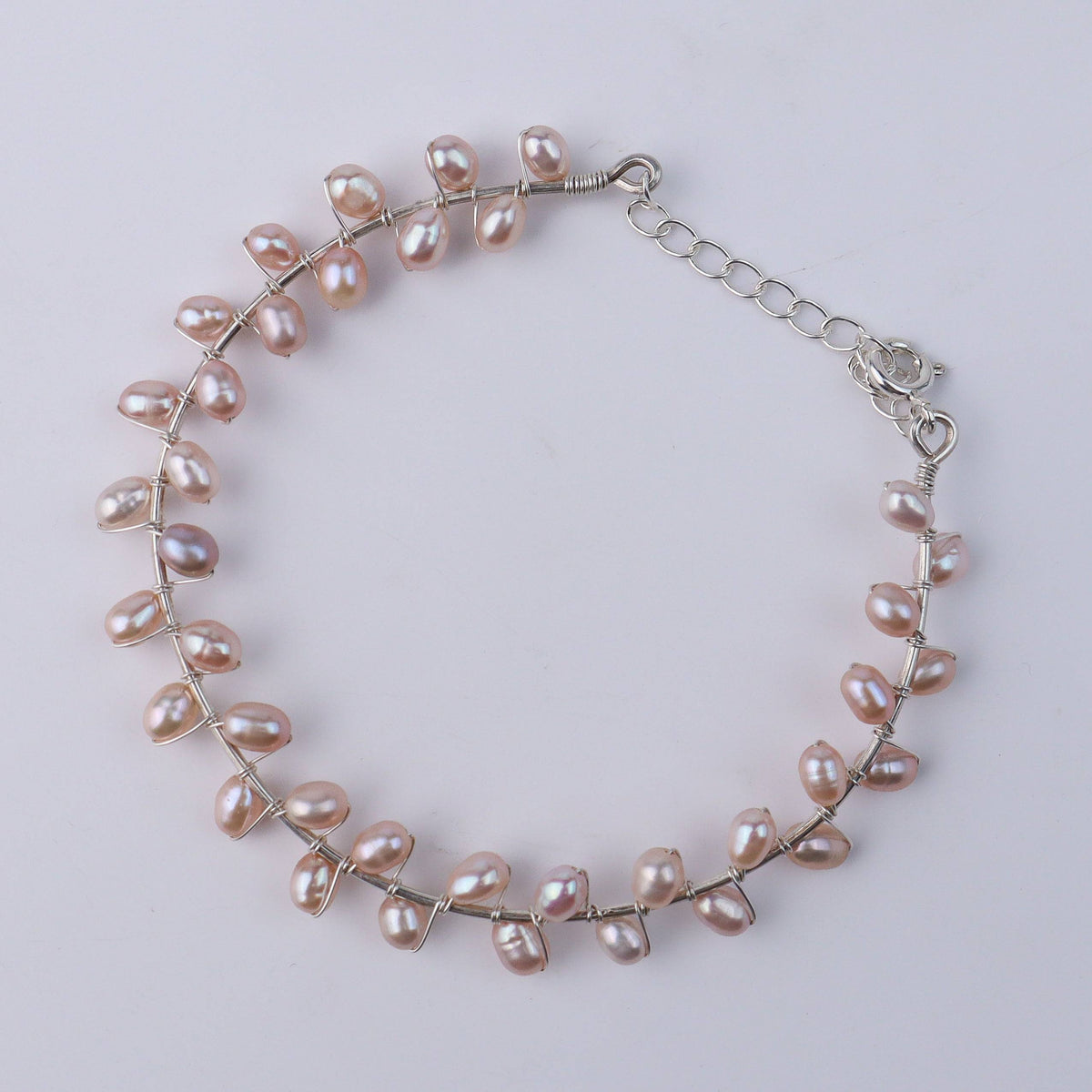 Pearl bracelet with rice pearls, silver chain, jewelry detail
