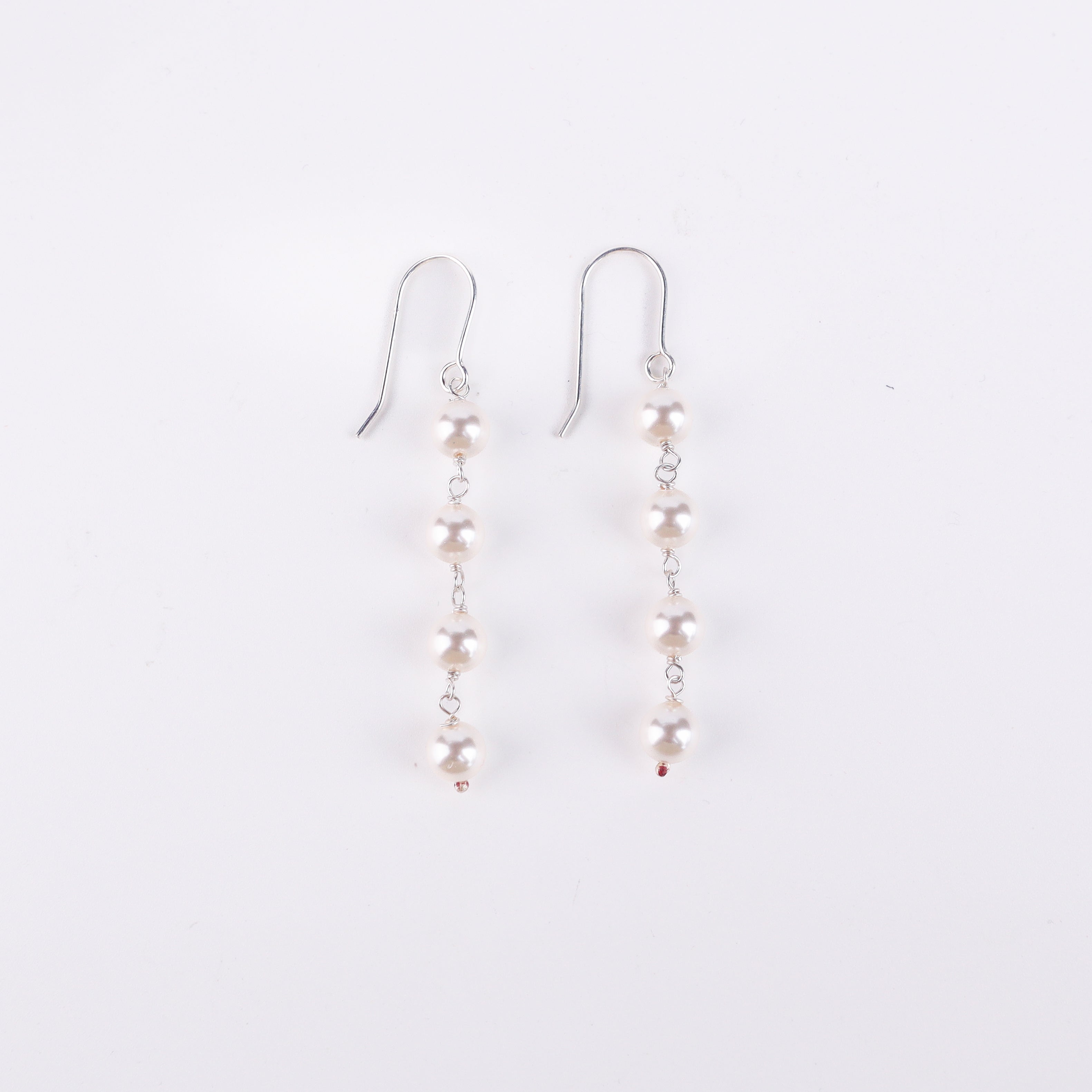 Pearl dangling earring