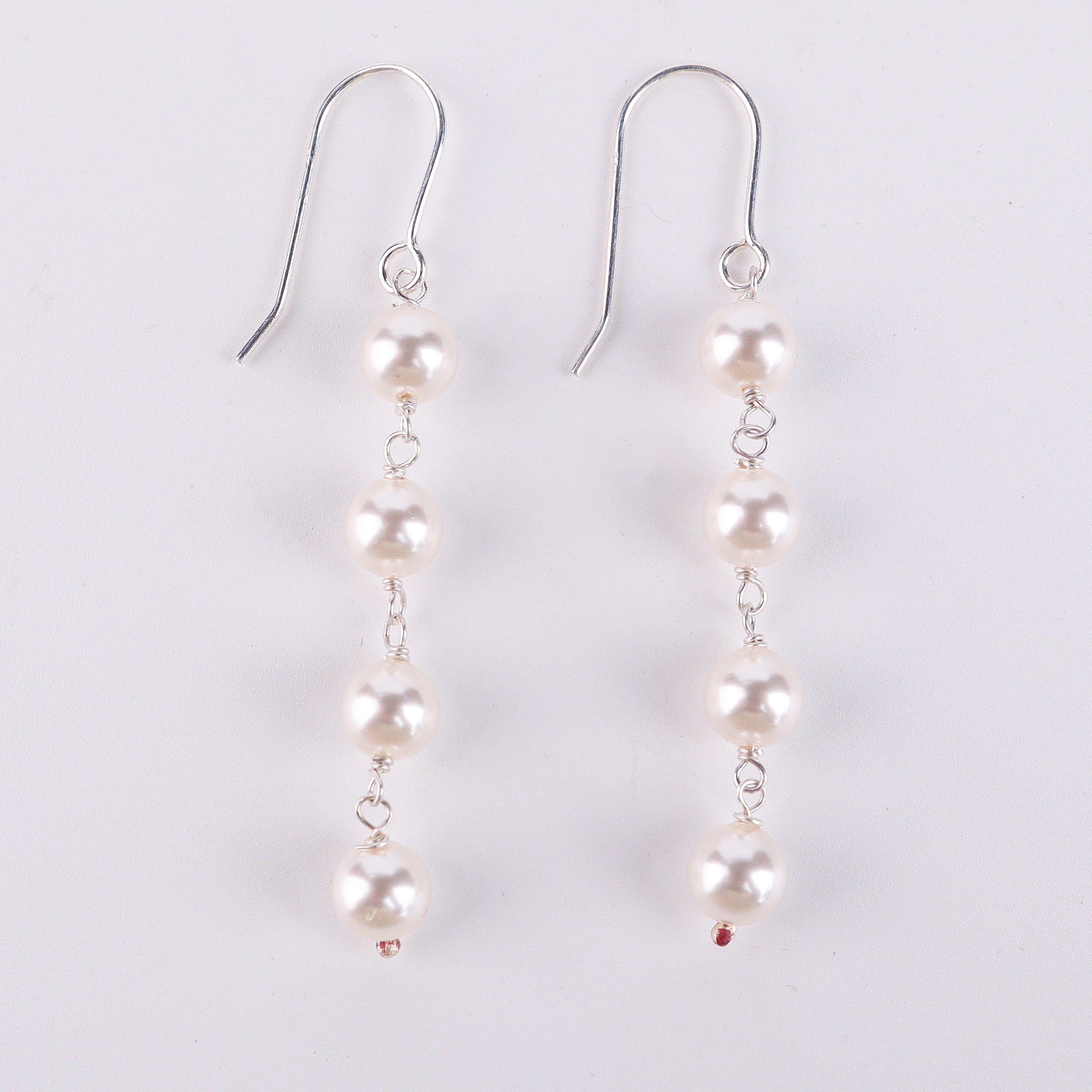 Pearl dangling earring