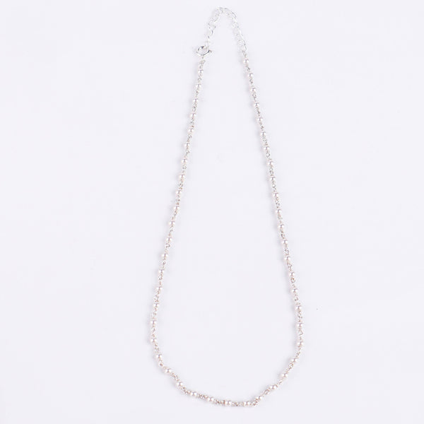 Model wearing 3mm pearl Gantan necklace for minimalist and elegant styling