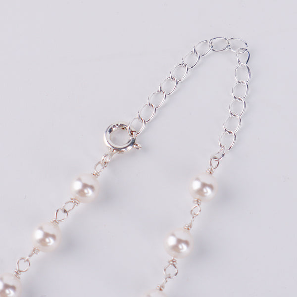 Woman styling multicolour gemstone and pearl Gantan necklace with traditional ethnic outfit