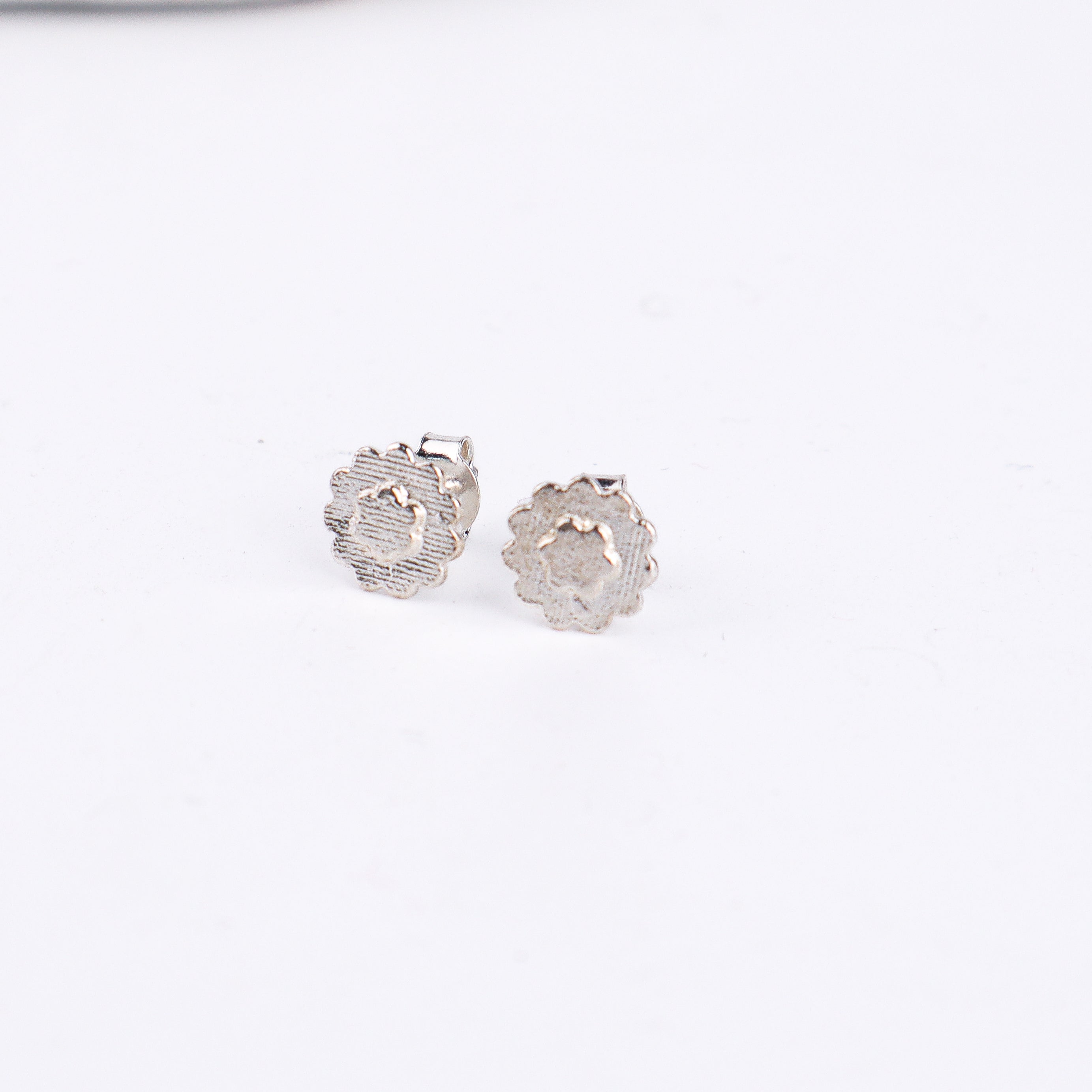 Silver Saaj Motif Earring Small : ताईत (Taait)