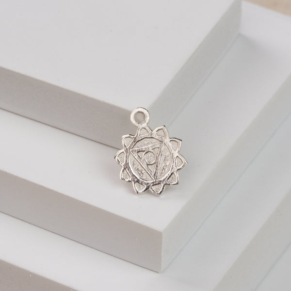 Manipura (ą¤®ą¤£ą¤æą¤Ŗą„ą¤°) ā Solar Plexus Chakra Charm